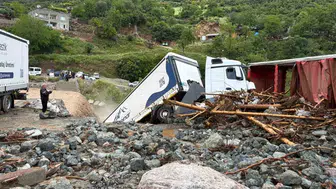 Osmaniye'de şiddetli yağış tırları yuttu