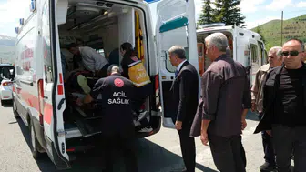 Elazığ yolunda kaza Milletvekili Erol yaralılara yardım etti