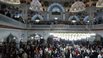 Kilis halkı bayram sabahı camilerde bir araya geldi