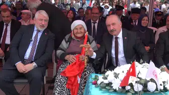 Çorumda 90 yaşındaki Bayrak Ana törene damgasını vurdu