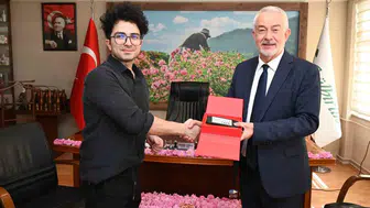 Isparta gülü Çinli 40 milyon takipçiye tanıtılıyor