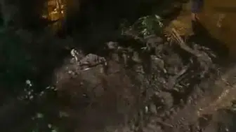 Ardeşen'de şiddetli yağış köy yolunu trafiğe kapattı
