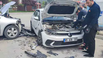 Van İpekyolu’nda otomobiller çarpıştı