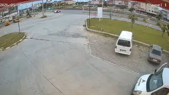 Manavgat trafiğinde motosiklet kazası kameraya yansıdı