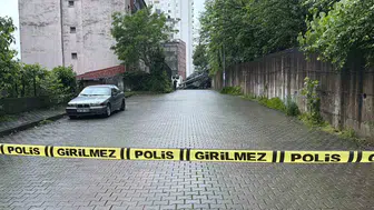 Hopa'da yamaçtan kopan dev kayalar sokağı trafiğe kapattı