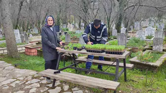 Antalya mezarlıklarında bayram hazırlığı tamamlanıyor
