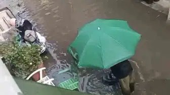 İzmit sokaklarında aniden bastıran yağmur hayatı durma noktasına getirdi
