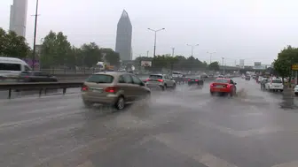 İstanbul’da sağanak yağış trafiği kilitledi