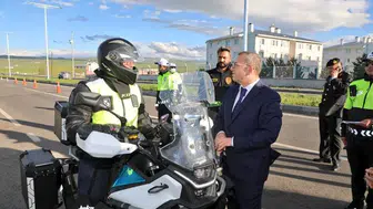 Kars Valisi bayram yolunda denetim yapan polisleri ziyaret etti
