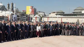 Taksim Meydanı'nda 19 Mayıs coşkusu çelenk töreniyle başladı