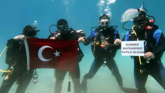 Fethiyeli dalgıçlar bayramı denizin 5 metre altında kutladı