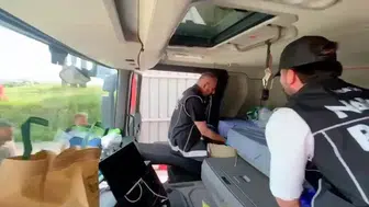 İskenderun’da tırın yatak altına gizlenmiş milyonluk sevkiyat yakalandı