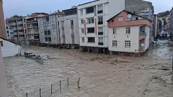 Samsun'da kabus dolu anlar: Hacı Osman Deresi taştı, ilçe merkezi sular altında kaldı