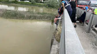 Sakarya’da köprü korkuluklarına çıkan kişi ekiplerin müdahalesiyle kurtarıldı