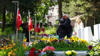 Şehit aileleri Kurban Bayramı öncesi kabir başında dua etti