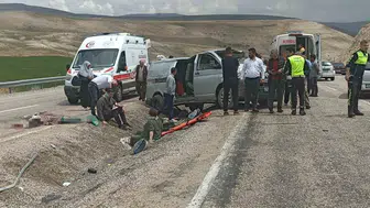 Bayram yolculuğu acı bitti Sivas'ta minibüs devrildi