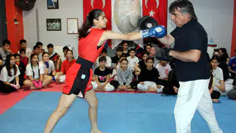 Depremzede Meyra ringlerde fırtına gibi esiyor