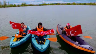 Sivaslı gençler 19 Mayıs coşkusunu göletin sularına taşıdı