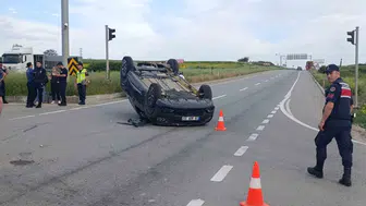Tekirdağ'da kavşak kazası otomobili ters çevirdi