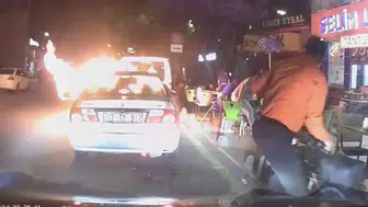 Mersin'de park halindeki otomobil bir anda alev topuna döndü