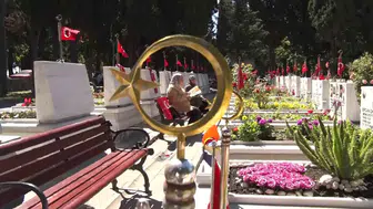 Edirnekapı Şehitliği bayram sabahı ziyaretçilerle doldu