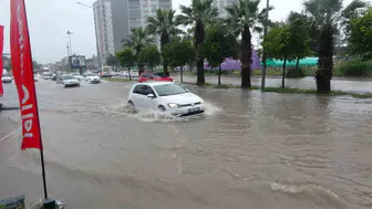 Adana'da şiddetli yağış trafiği kilitledi
