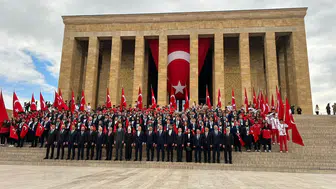 Bakan Bak ve gençler 19 Mayıs için Anıtkabir’de bir araya geldi