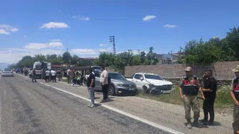 Kilis kara yolunda iki araç çarpıştı 9 kişi yaralandı