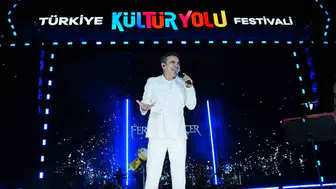 Ferhat Göçer Manisa Kültür Yolu Festivali’ni şarkılarıyla ısıttı