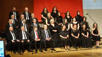 Sağlık çalışanları bu kez hastane yerine sahnede türkü söyledi