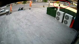 Diyarbakır'da motosikletin otomobile çarptığı kaza saniye saniye görüntülendi
