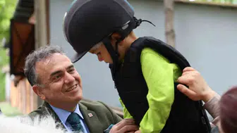 Elazığlı özel çocuklar hipodromda atlarla buluştu