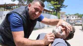 Hataylı bıçak ustası keskinliği kanıtlamak için müşterilerini tıraş ediyor