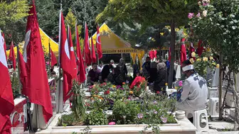 Gaziantep'te bayram arifesinde mezarlık ziyareti yoğunluğu