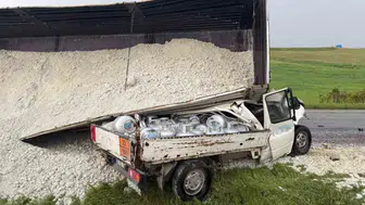 Afyonkarahisar yolunda feci kaza Kum yüklü tır kamyoneti ezdi