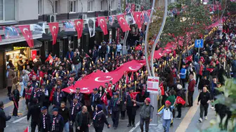 Samsun sokakları 1919 metre uzunluğundaki dev bayrakla kırmızı beyaza boyandı