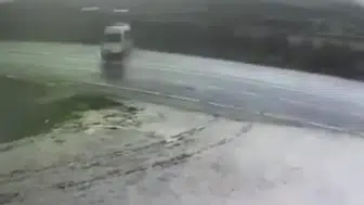 Malatya yolunda minibüsün takla attığı anlar kameraya yansıdı