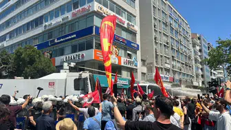 İzmir Cumhuriyet Meydanı'nda miting krizi ve polis müdahalesi