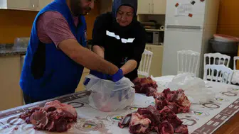Düzce Belediyesi kurban eti paylarını kapı kapı dağıtıyor