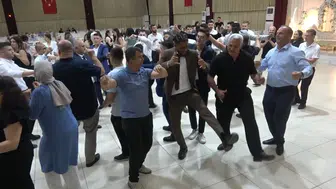 Osmaniye'deki düğünde Afrikalı misafirler halay başında