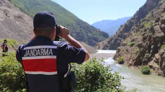 Şavşat Deresi'ne uçan kamyondaki iki kişiden üç gündür haber yok
