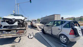 Afyonkarahisar yolunda ambulansa yol verme çabası zincirleme kazaya dönüştü