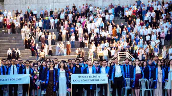Sakarya Üniversitesi mezunları diplomalarını stadyumda teslim aldı