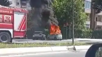 Beylikdüzü’nde park halindeki elektrikli otomobil alevlere teslim oldu