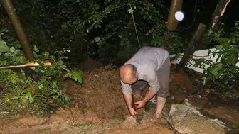 Artvin’de dere taştı sokaklar göle döndü