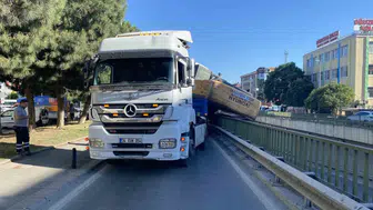 Bahçelievler'de iş makinesi taşıyan tır trafiği kilitledi