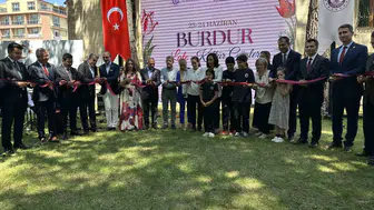 Burdur’un bahçeleri lale temalı eserlerle renklendi