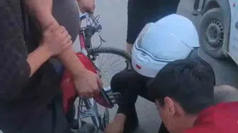 Kahramanmaraş’ta bisiklet kazası geçiren çocuğun imdadına polis yetişti