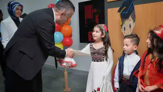 Esenyurtlu minikler mezuniyet heyecanını sahnede yaşadı