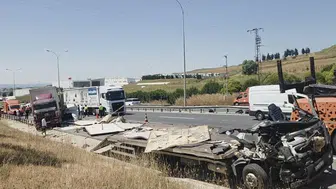 TEM Otoyolu'nda kamyonların karıştığı zincirleme kazada trafik kilitlendi